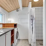Stunning In With Kitchen بيت للعطل