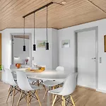 Stunning In With Kitchen بيت للعطل