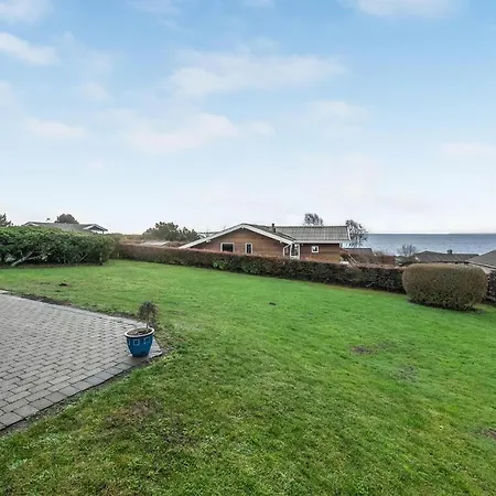 Stunning In With Kitchen 펜션 Fåborg